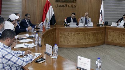 «العدل» ينظم مائدة مستديرة حول مستقبل السيارات الكهربائية في مصر