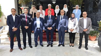 محافظ المنوفية يلتقى وفد الحملة القومية للكشف المبكر عن الأورام السرطانية (صور)