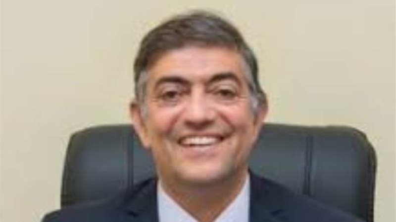 الدكتور هشام عبدالعزيز