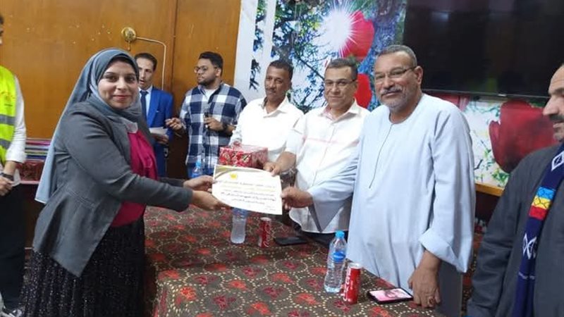 تكريم الطلبة المتفوقين