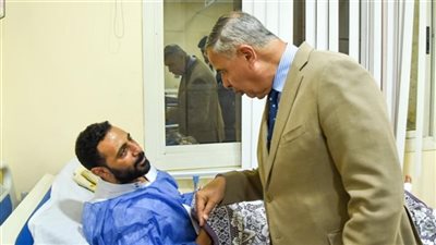  محافظ الإسكندرية يطمأن على مصاب بالعاصفة.. ويوجه بتقديم دعم شامل لأسرته