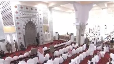 حجاج بيت الله يؤدون صلاة الظهر والعصر في مسجد نمرة