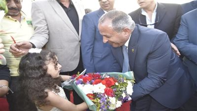 بفرحة وابتسامة.. محافظ بورسعيد يشارك الأهالي فرحة عيد الأضحى