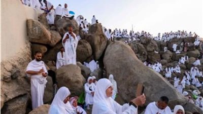 الحجاج يؤدون المناسك.. ووزارة الصحة تحذرهم من التعرض لأشعة الشمس 