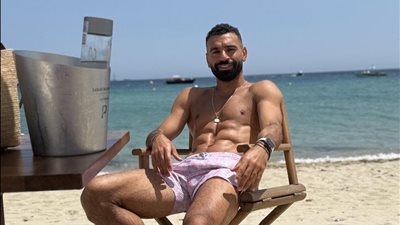 بعيدًا عن الأضوء والشهرة.. محمد صلاح يقضي إجازته الصيفية بالغردقة برفقة عائلته