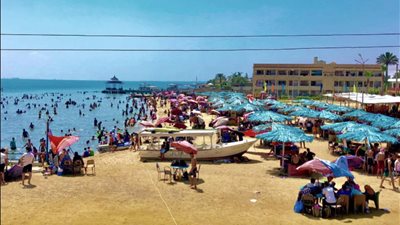 شواطئ الإسماعيلية تكتظ بالمصطافين في ثالث أيام عيد الأضحى المبارك 