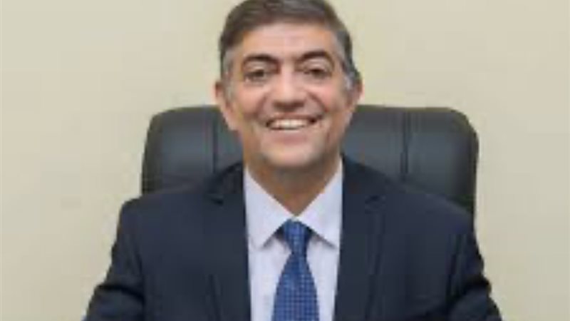 الدكتور هشام عبدالعزيز