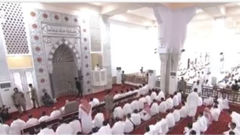 المصلون في مسجد نمره