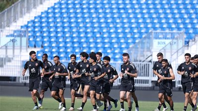 ريبيرو يشرح للاعبي الأهلي أخطاء مباراة باتشوكا الودية