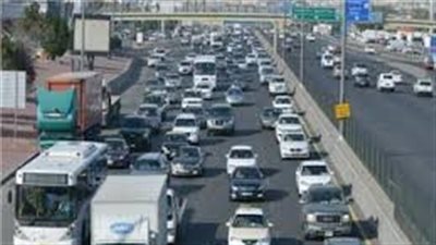 كثافه مرورية متحركه بحركة سير السيارات بشوارع القاهرة والجيزة 