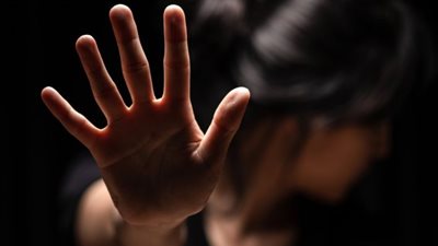 «انقذوني عشان أعرف أعيش».. فتاة تستغيث من شاب يلاحقها بالمرج