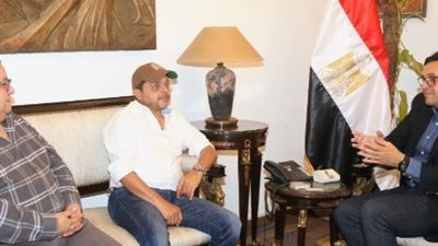 تبدأ من بيرم التونسي.. تفاصيل اجتماع وزير الثقافة مع محمد هنيدي