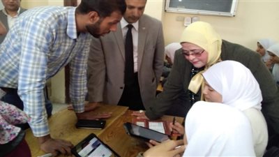 ورد وشوكولاتة قدام اللجان.. الفيوم تبتكر في دعم طلاب الثانوية العامة