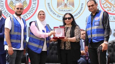 نقابة أطباء القاهرة تكرم مؤسس اتحاد أمهات مصر