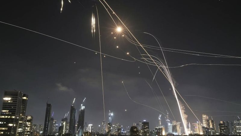 إيران تستهدف تل أبيب