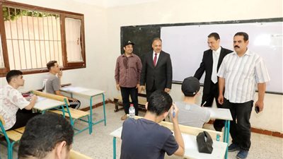 محافظ الشرقية يتفقد لجان امتحانات الثانوية العامة بمدرسة الناصرية الإعدادية