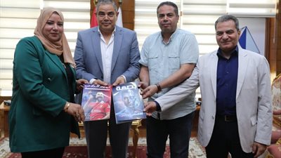 رئيس جامعة كفر الشيخ يتسلم مشروعات تخرج طلاب الصحافة بكلية الآداب