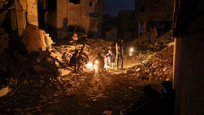 الجيش الإسرائيلي يقتل ويصيب العشرات من الفلسطينيين خلال توزيع المساعدات الغذائية في غزة 