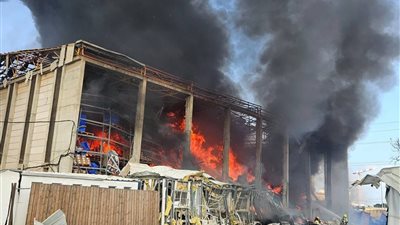 بسبب صاروخ إيراني.. حريق هائل في مستودع وموقف حافلات وسط تل أبيب