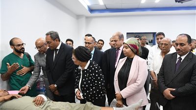 محافظ قنا يزور مصابي حادث تصادم منتدبي امتحانات الثانوية بدشنا 