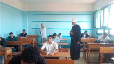 رئيس المنطقة الأزهرية بكفر الشيخ يتفقد بعض اللجان.. ويشدد على الانضباط