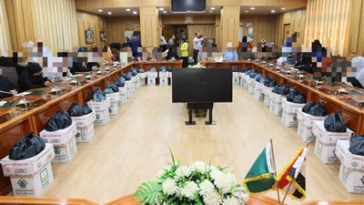 محافظ المنوفية يسلم مساعدات مالية وعينية لـ80 حالة إنسانية.. صور 