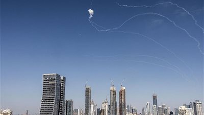 إيران تطلق 25 صاروخًا بالستيًا على إسرائيل.. وأنباء عن وقوع إصابات