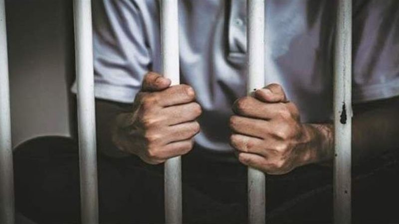 شاب يقتل والد خطيبته_