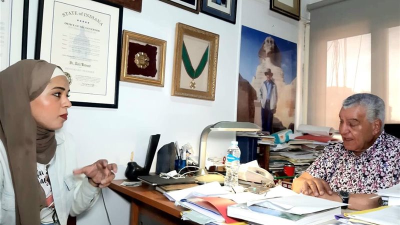 دكتور زاهي حواس والصحفية