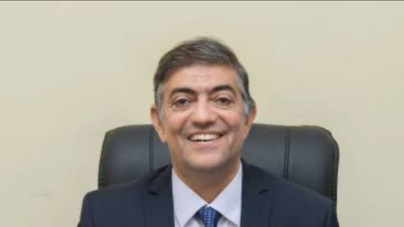 الدكتور هشام عبدالعزيز