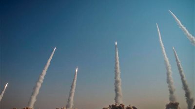 بعد استهداف أمريكا لمنشآتها النووية.. إيران تضرب إسرائيل بـ30 صاروخ باليستي 