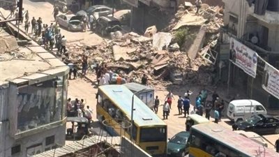 انهيار مفاجئ لعقار قديم في شبرا مصر.. والتحريات تؤكد: كان مسنود بعرق خشب