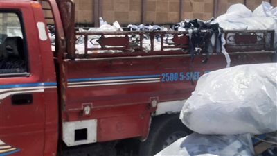 التحفظ على سيارة بالإسماعيلية تلقي المخلفات في أماكن غير مخصصة 