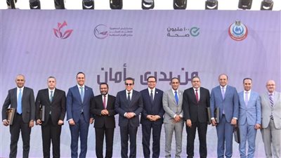 خالد عبدالغفار يُكرّم وكيل صحة كفر الشيخ تقديرا لجهود المحافظة بالقطاع الحصي