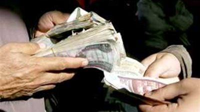 سقوط مستريح جديد بسوهاج.. استولى على 3 ملايين جنيه بزعم توظيفها في الملابس