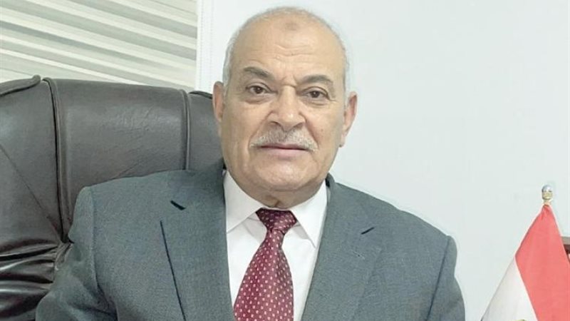 الدكتور عبد العزيز
