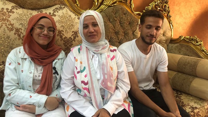 الطالبة جني وأسرتها