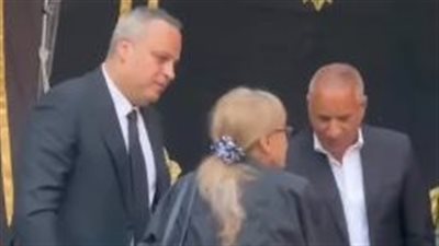 أحمد موسى يستقبل المعزين في عزاء والد تامر عبد المنعم