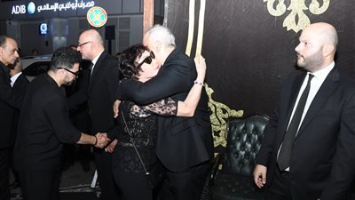 بعد جدل «الصورة المفبركة» مع عادل إمام.. لبلبة تظهر بعزاء والد تامر عبد المنعم 