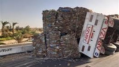 أعلى دائري المنوفية.. انقلاب سيارة ربع نقل بعد يومين من فاجعة مصرع 18 فتاة