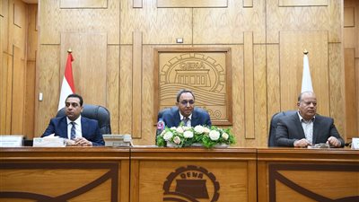 محافظ قنا يلتقي بالمهندسين الجدد ويوجههم بالالتزام بمعايير النزاهة في أداء مهامهم