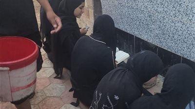 بالدموع والقرآن.. أهالي كفر السنابسة بالمنوفية يزورون مقابر شهداء حادث الطريق الإقليمي (صور)