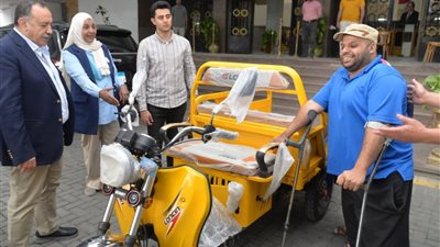 محافظ أسيوط يسلم تروسيكل لشخص من ذوي الإعاقة لمساعدته على أعباء المعيشة