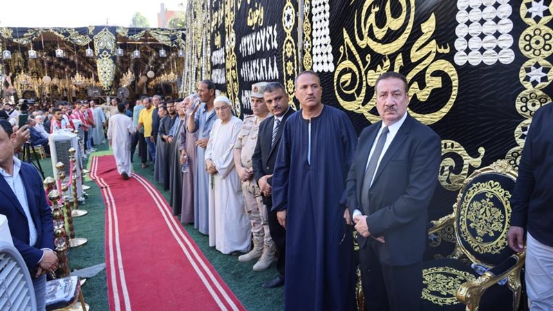 المحافظ أثناء استقبال
