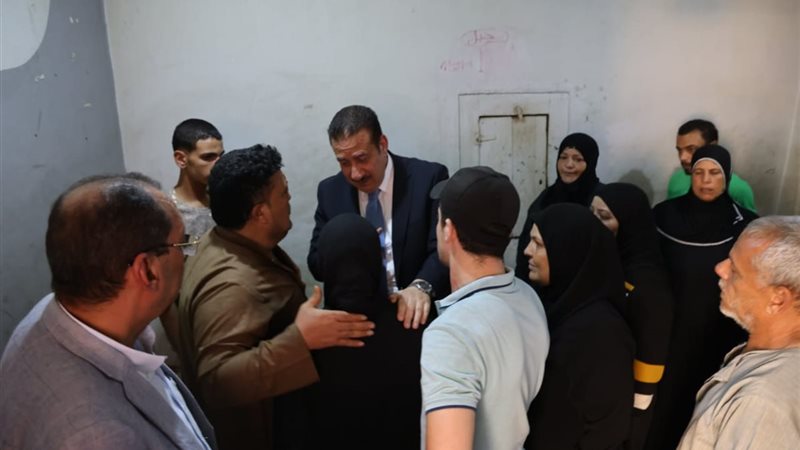 المحافظ أثناء لقائه