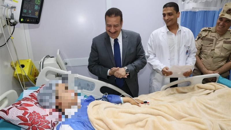 المحافظ أثناء لقائه
