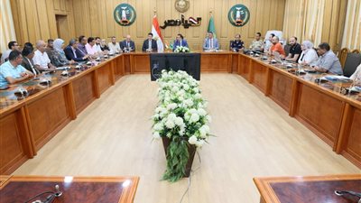 محافظ المنوفية يناقش موقف تسليم مشروعات حياة كريمة بقرى أشمون والشهداء