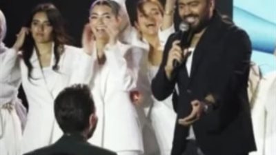 تامر حسني يفاجئ ليلى وملك زاهر بحضوره حفل تخرجهما ويشارك في مناقشة مشروع التخرج