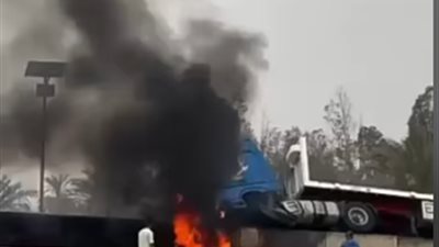 حادث مروع على الطريق الصحراوي.. اشتعال تريلا بعد اصطدامها بحاجز خرساني 