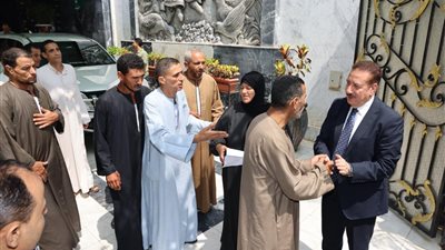 لبحث مطالبهم.. محافظ المنوفية يلتقي أسر شهداء كفر السنابسة 
